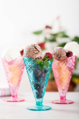 Plastik dondurma dondurma koni çikolata ve vanilyalı dondurma kaşık toz ve berrie ile