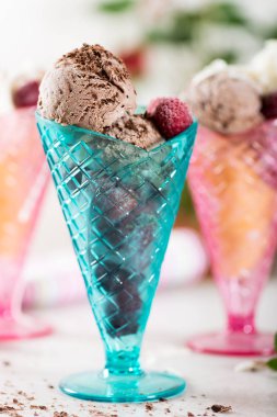 Plastik dondurma dondurma koni çikolata ve vanilyalı dondurma kaşık toz ve berrie ile
