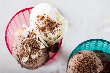 Plastik dondurma dondurma koni çikolata ve vanilyalı dondurma kaşık toz ve berrie ile