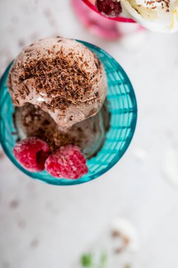 Plastik dondurma dondurma koni çikolata ve vanilyalı dondurma kaşık toz ve berrie ile