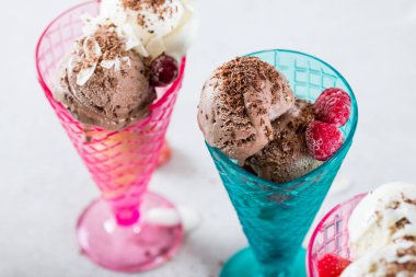 Plastik dondurma dondurma koni çikolata ve vanilyalı dondurma kaşık toz ve berrie ile