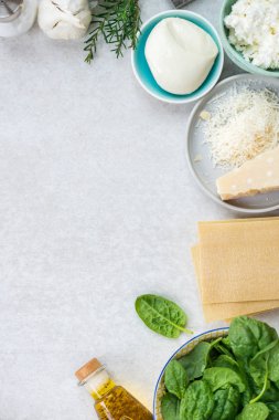 Vejetaryen ıspanak ve Ricotta lazanya, üstten görünüm, gri arka plan için malzemeler 