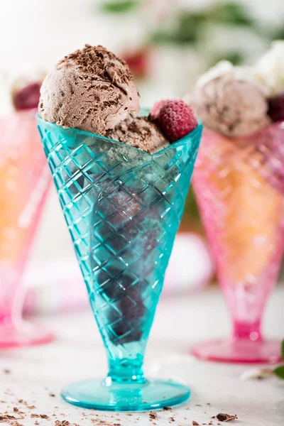 Plastik dondurma dondurma koni çikolata ve vanilyalı dondurma kaşık toz ve berrie ile