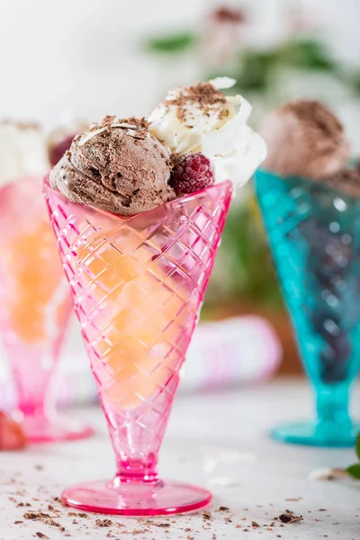 チョコレートとバニラのアイス クリーム スクープ ベリーとプラスチック製のアイス クリーム サンデー コーン — ストック写真