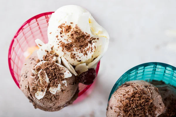 Plastik dondurma dondurma koni çikolata ve vanilyalı dondurma kaşık toz ve berrie ile