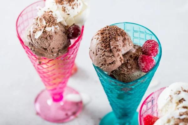 Plastik dondurma dondurma koni çikolata ve vanilyalı dondurma kaşık toz ve berrie ile