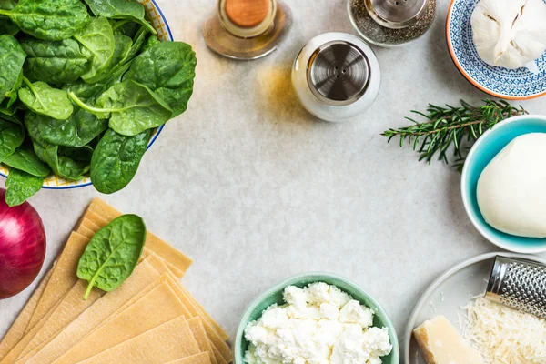 Vejetaryen ıspanak ve Ricotta lazanya, üstten görünüm, gri arka plan için malzemeler 