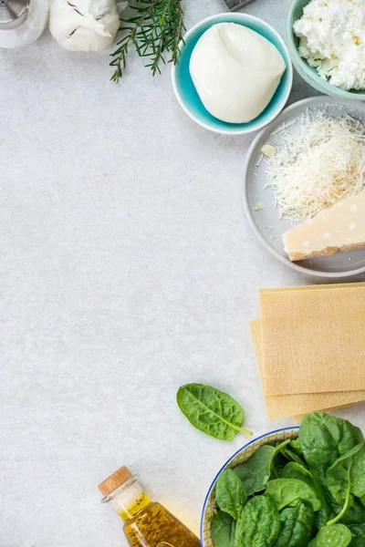 Vejetaryen ıspanak ve Ricotta lazanya, üstten görünüm, gri arka plan için malzemeler 