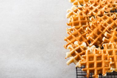 Geleneksel ev yapımı Belçika Waffle açık renkli. Rahat aile kahvaltı kavramı. Düz yatıyordu, en iyi görünüm, kopya alanı.