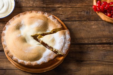 Parça taze ravent ve yakın, rustik ahşap arka plan kremalı çilekli pasta