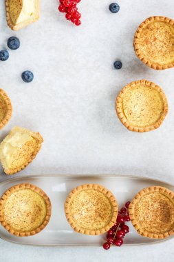 Ücretsiz aralığı yumurta kremalı Tart, gri arka plan üzerinde geleneksel İngilizce, Portekizce, Çince tatlı