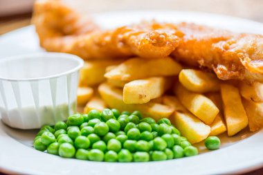 Pub veya Restaurant 'ta servis edilen yeşil bezelyeli balık ve patates kızartması gibi geleneksel İngiliz yemekleri