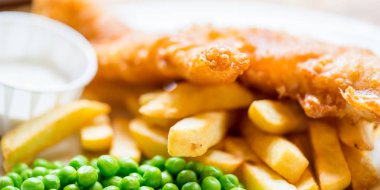 Pub veya Restaurant 'ta servis edilen yeşil bezelyeli balık ve patates kızartması gibi geleneksel İngiliz yemekleri