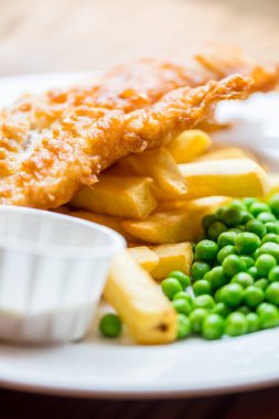 Pub veya Restaurant 'ta servis edilen yeşil bezelyeli balık ve patates kızartması gibi geleneksel İngiliz yemekleri