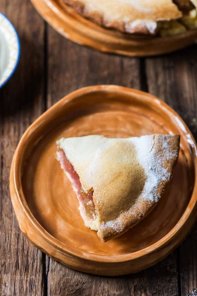 Pedaço Ruibarbo Fresco Torta Morango Com Creme Nas Proximidades Fundo — Fotografia de Stock