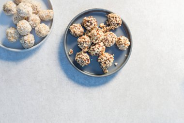 Gluten Free Vegan Truffles, Çikolata Kiraz Badem ısırıkları ve Hindistan cevizi kaju Crunch ısırıkları gibi