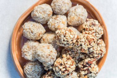 Gluten Free Vegan Truffles, Çikolata Kiraz Badem ısırıkları ve Hindistan cevizi kaju Crunch ısırıkları gibi