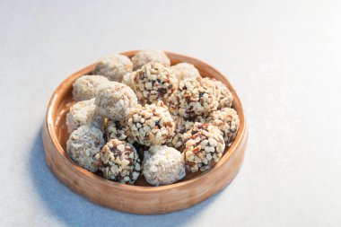 Gluten Free Vegan Truffles, Çikolata Kiraz Badem ısırıkları ve Hindistan cevizi kaju Crunch ısırıkları gibi