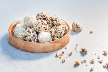 Gluten Free Vegan Truffles, Çikolata Kiraz Badem ısırıkları ve Hindistan cevizi kaju Crunch ısırıkları gibi