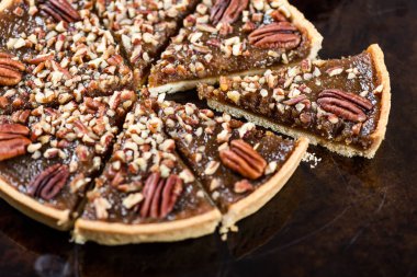 Cevizli turta, zenginleştirilmiş tereyağı pasta altın şurup, akçaağaç sos ve ekmek kırıntıları, pecans, koyu arka plan üzerinde ile tepesinde ile yapılan