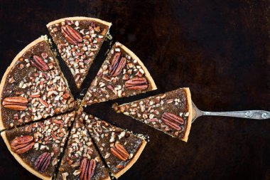 Cevizli turta, zenginleştirilmiş tereyağı pasta altın şurup, akçaağaç sos ve ekmek kırıntıları, pecans, koyu arka plan üzerinde ile tepesinde ile yapılan