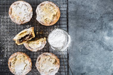 Kıymalı börek, kızılcık, clementine, kiraz ve konyak gibi dolgun üzüm meyve dolu tüm tereyağı shortcrust pasta börek derin yapılan geleneksel Noel yemeği