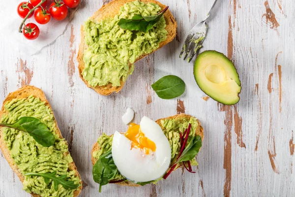Hälsosam Frukost Bröd Toast Med Pocherat Ägg Med Grön Sallad — Stockfoto