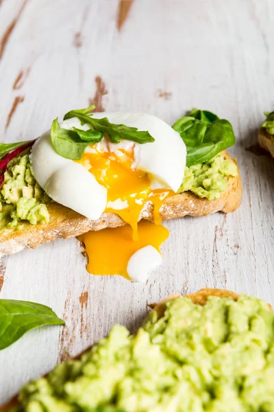 Hälsosam Frukost Bröd Toast Med Pocherat Ägg Med Grön Sallad — Stockfoto