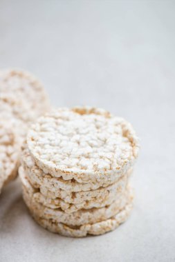 Pirinç pastalar ışık arka plan üzerinde sağlıklı Snack