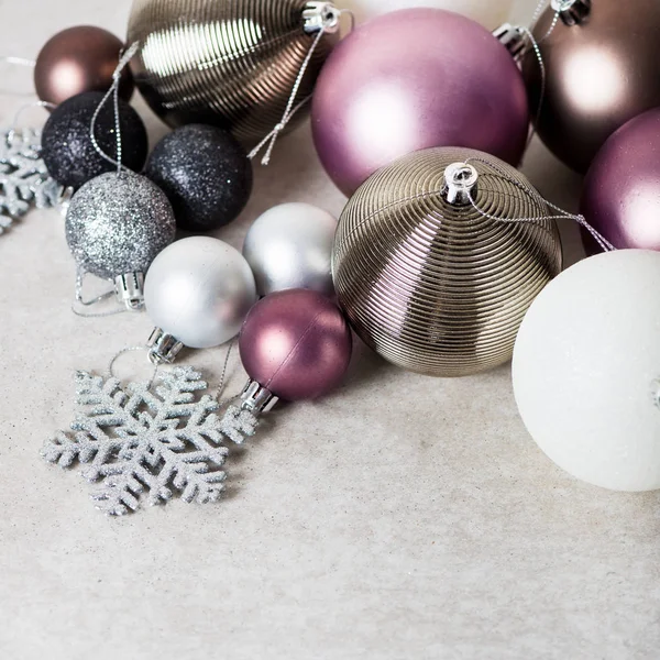 Kerstballen Houten Doos Als Voorbereiding Voor Het Verfraaien Van Kerstboom — Stockfoto