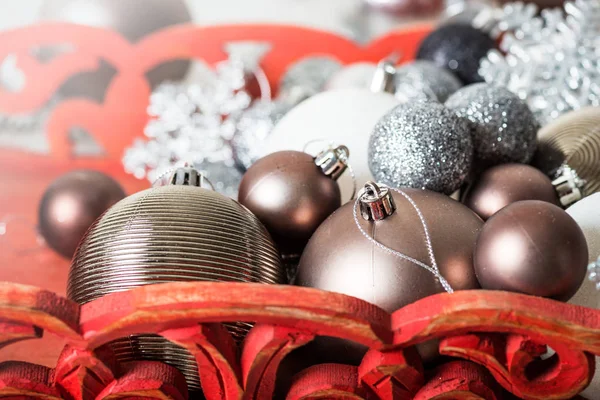 Bolas Navidad Caja Madera Roja Como Preparación Para Decorar Árbol —  Fotos de Stock