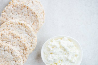 Pirinç pastalar ışık arka plan üzerinde Ricotta peynirli sağlıklı Snack