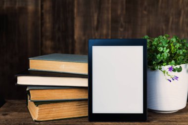 EBook, eski gerçek kitaplarla dijital tablet cihaz