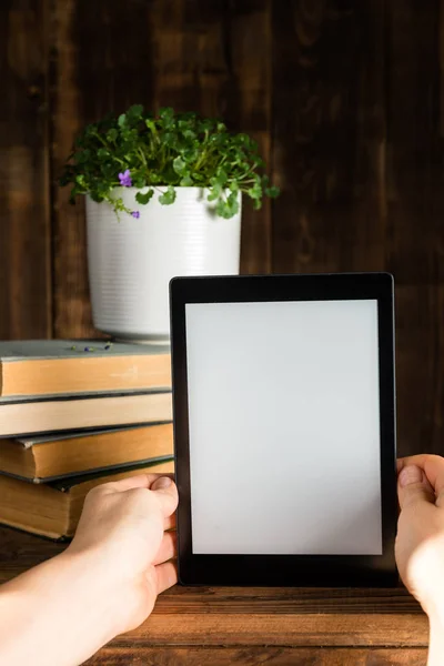 Libro electrónico, dispositivo de tableta digital, con viejos libros reales cerca — Foto de Stock