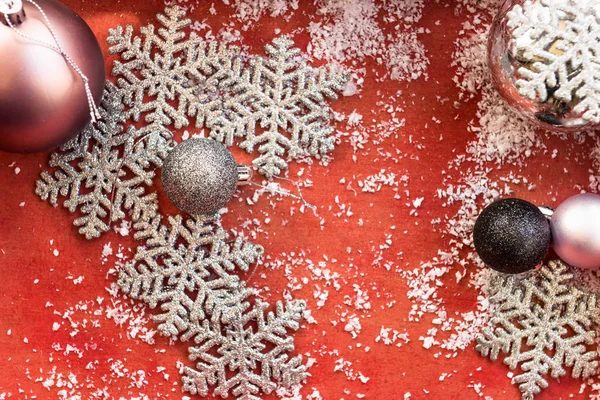 Décorations de Noël et flocons de neige dans une boîte rouge en bois — Photo