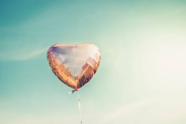 Herzförmige Ballon auf dem Himmel Hintergrund — Stockfoto