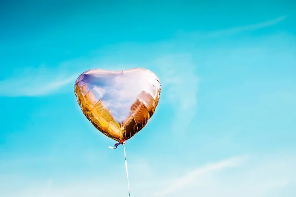 Herzförmige Ballon auf dem Himmel Hintergrund — Stockfoto