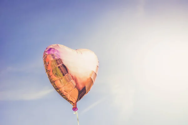 Herzförmige Ballon auf dem Himmel Hintergrund — Stockfoto