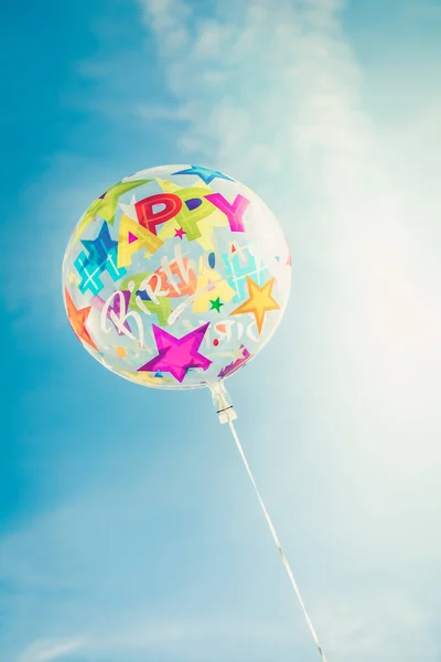 Buon compleanno Ballon sullo sfondo del cielo — Foto Stock