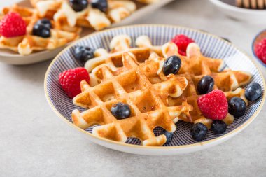 Taze çilek ve syru ile geleneksel ev yapımı Belçika Waffle