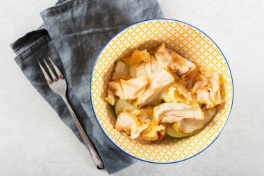 Komposto elma tarçın, fırında pişmiş ve wa ile tepesinde ile