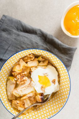 Komposto elma tarçın, fırında pişmiş ve wa ile tepesinde ile