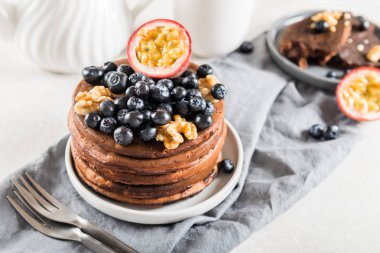 Yaban mersini ve chocol ile ev yapımı çikolatalı krep yığını