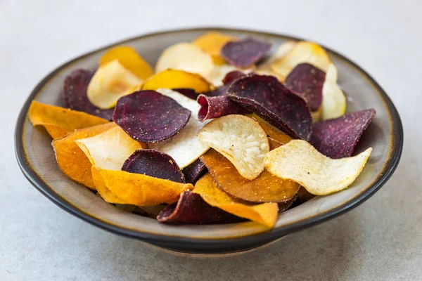 Bowl of Healthy Snack from Vegetable Chips, such as Sweet Potato — Stock Photo, Image