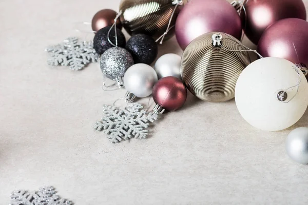 Boules de Noël comme préparation pour la décoration de l'arbre de Noël — Photo