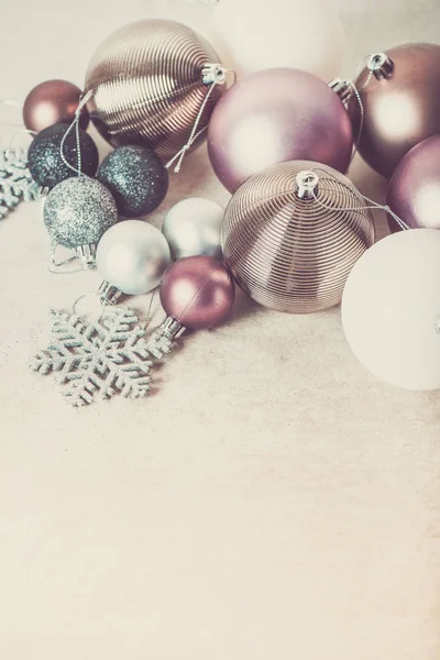 Bolas de Natal como preparação para decorar a árvore de xmas — Fotografia de Stock