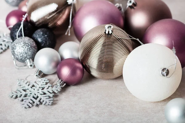 Boules de Noël comme préparation pour la décoration de l'arbre de Noël — Photo
