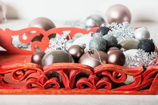 Noel topları dekorasyon için hazırlık olarak kırmızı ahşap kutusunda — Stok fotoğraf