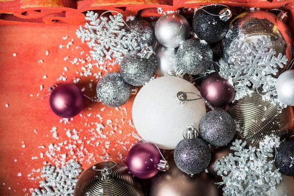 Noel topları dekorasyon için hazırlık olarak kırmızı ahşap kutusunda — Stok fotoğraf