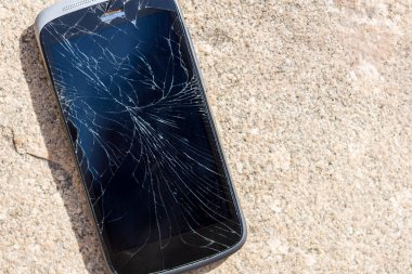 Eski siyah kırık dokunmatik ekran cep telefonu kırık telefon,